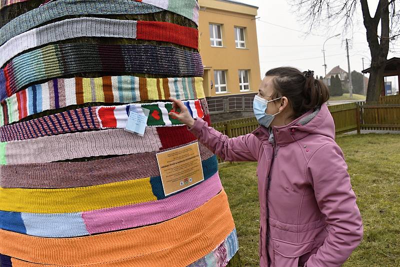 Občané Vrchoslavic si zpestřili smutný koronavirový stav a upletli svému jasanu téměř padesátimetrovou šálu.