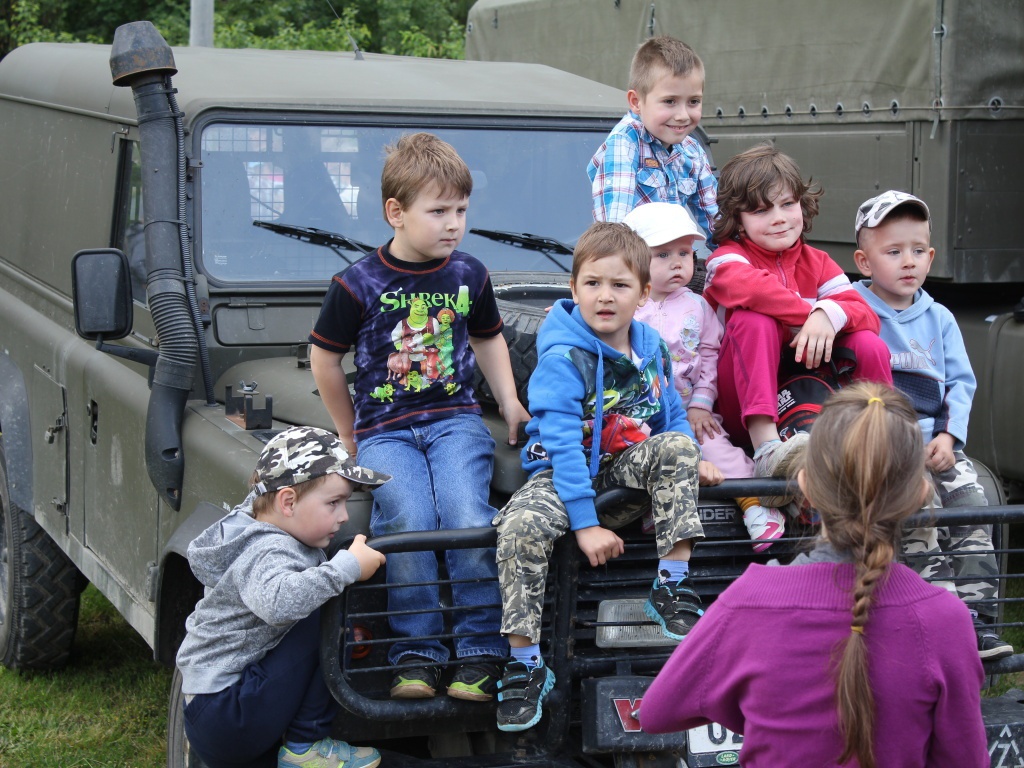 Děti obdivovaly ve Vícově vojenskou techniku, na hřišti dokonce přistál  vrtulník - Prostějovský deník