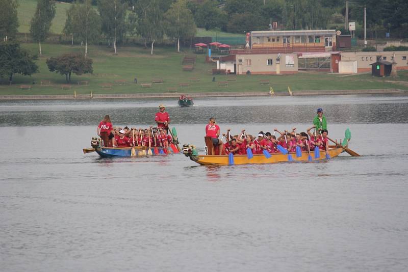 Téměř stovka posádek dračích lodé se o víkendu prala s vodou v Plumlovské přehradě. Družstva dorazila z blízkého okolí, ale také ze severních Čech či ze Slovenska. 