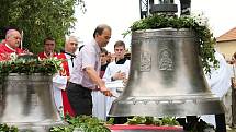 Nové dva zvony, byly v sobotním dopoledni vyzdviženy do věže kostela svatého Jakuba Staršího v Kostelci na Hané. Požehnal jim biskup Josef Nuzík. 27.7. 19