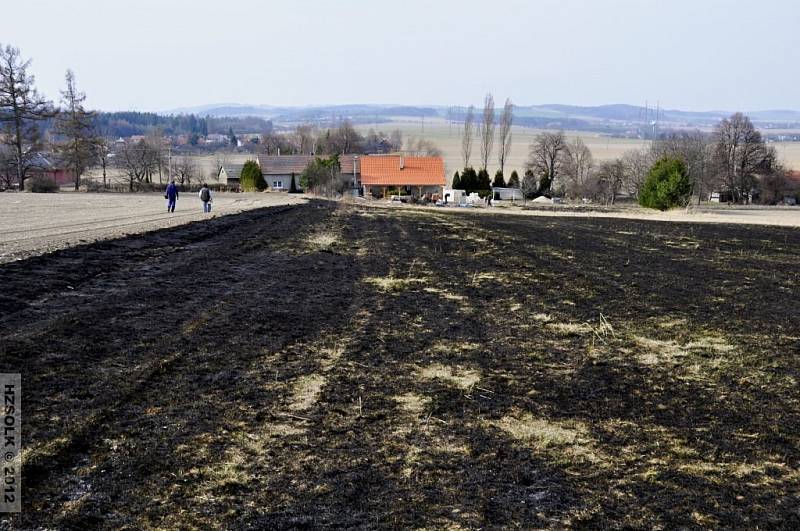 Požár trávy ve Štarnově