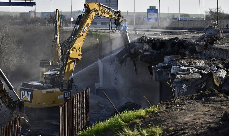 Útok bagrů na demolici dálničního mostu na D46 v Prostějově. 10.4. 2021.