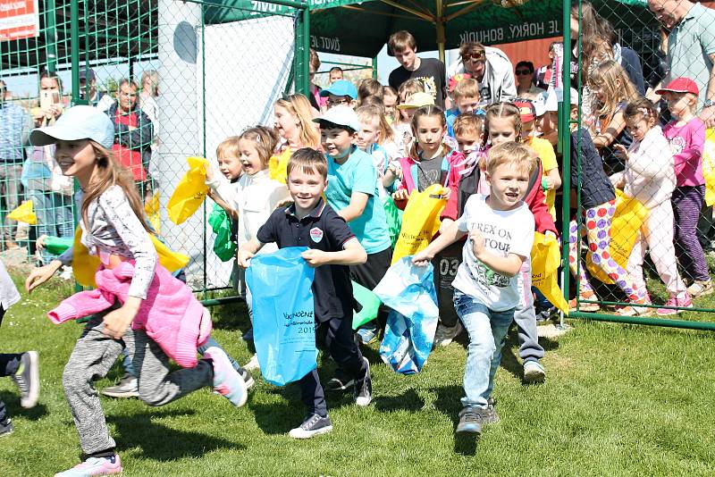 Stovky dětí se bavily na Velikonočním festivalu ve sběru vajíček, fotbalové hřiště Čechovice. 22.4. 2019