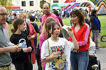 Tradiční oslavy 1. máje přitáhly do prostějovských Kolářových sadů stovky lidí, kteří se spontánně bavili při hudbě, soutěžích a pivu. 1.5. 2022