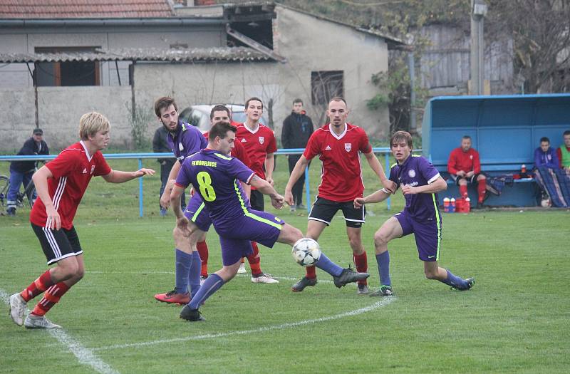 Mohelničtí fotbalisté (ve fialovém) vyhráli v posledním utkání podzimu v Kralicích 6:1.