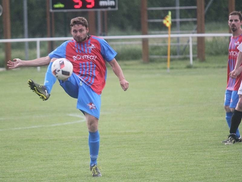 Fotbalisté Pivína (v bílém) zvítězili ve Smržicích 4:2