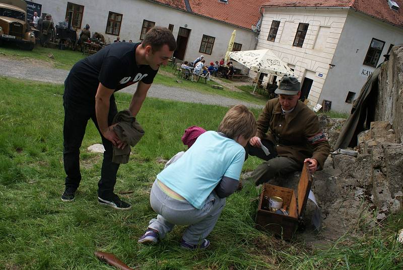 Dětský den s Kluby vojenské historie na plumlovském zámku - 6. 6. 2020