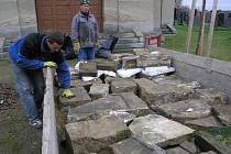 Organizátoři hledání židovských náhrobků z prostějovského hřbitova už ví, komu patřily náhrobní kameny nalezené v Žešově