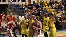 Basketbalisté Olomoucka (ve žlutém) porazili ve 2. zápase čtvrtfinále Pardubice 102:91.