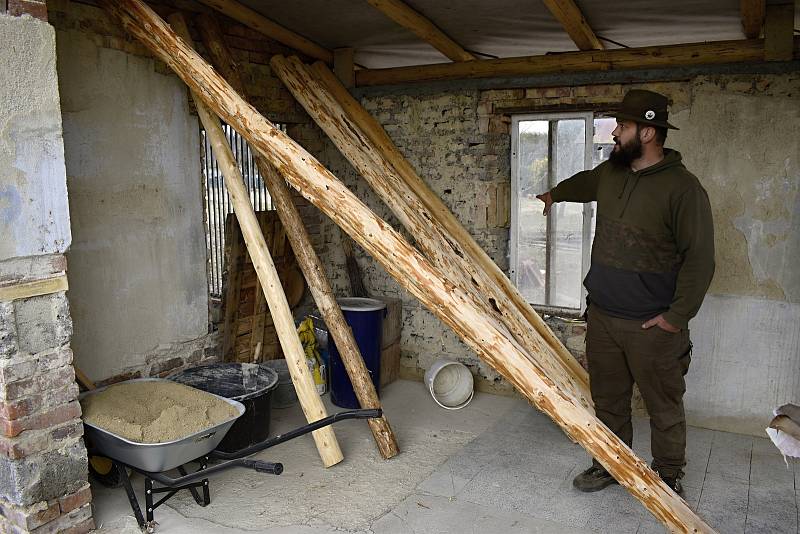 Myslivec Radomil Holík chová lišku Coco v panelovém bytu na prostějovském sídlišti.