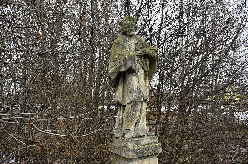 Kamenná socha svatého Jana Nepomuckého střežící most přes říčku Hloučelu se stala terčem vandalů. Ulomili jí pravou ruku s křížem. 1.12. 2021