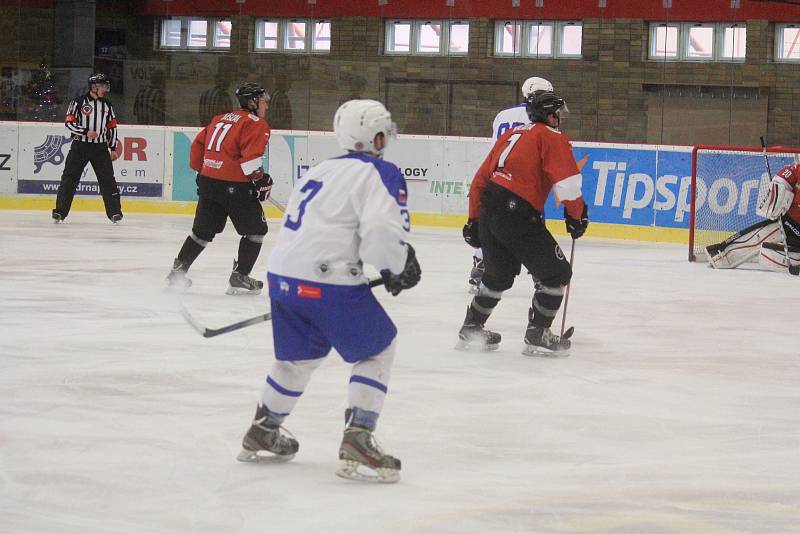 Olomoučtí studenti ve čtvrtek odpoledne bojovali v hokejové bitvě s budapešťskými protivníky. Kolbištěm jim byl led na zimní stadionu v Prostějově.