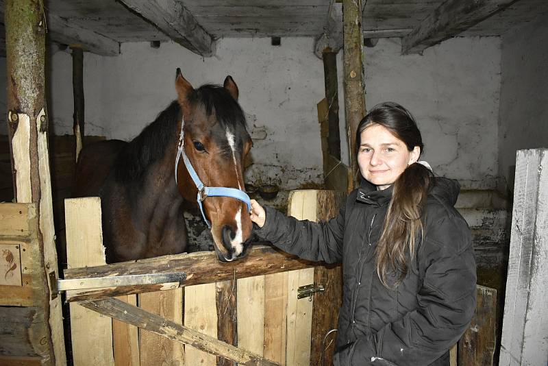 Chovatelka koní Eva Foukalová našla v Srbcích nový domov pro svou rodinu i zvířata.