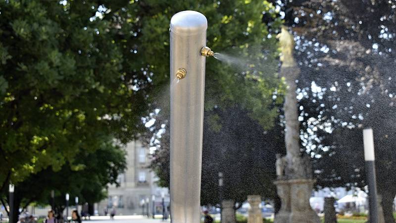 Dvě mobilní mlžící sprchy zpříjemňují lidem pobyt na rozpáleném náměstí T. G. Masaryka. 23.6. 2022