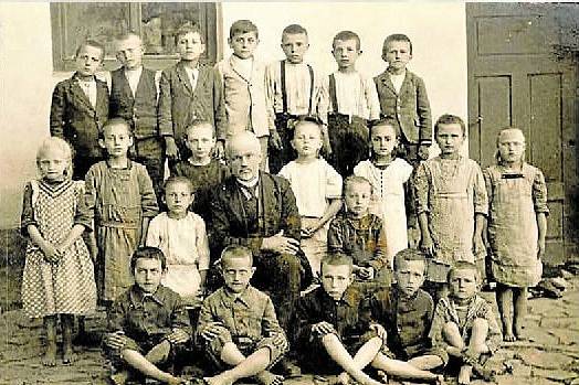 Obecná škola. Škola v obci fungovala spoustu let. Na fotografii jsou žáci školního roku 1922/1923. Uprostřed sedí třídní učitel Jan Opletal.