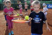 Petra Kvitová, Tomáš Berdych a Jiří Veselý vítali děti na první hodině tenisové školy v Prostějově