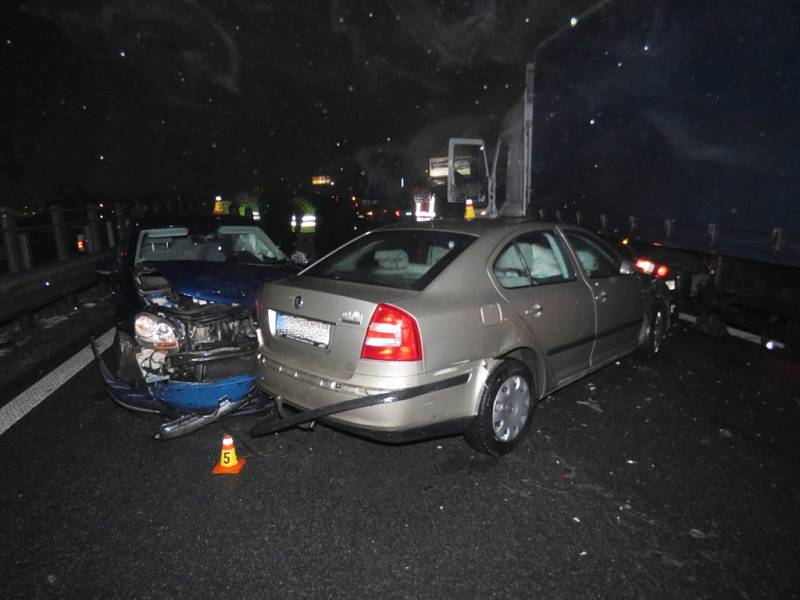 Jedna z bouraček na ledovce na D46 u Prostějova - 25. 1. 2016