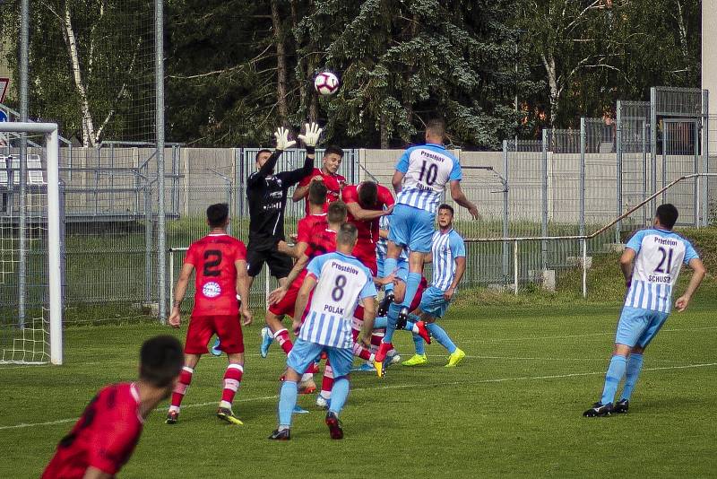 Fotbalisté Prostějova (v bílo-modrém) prohráli s Líšní 0:1.