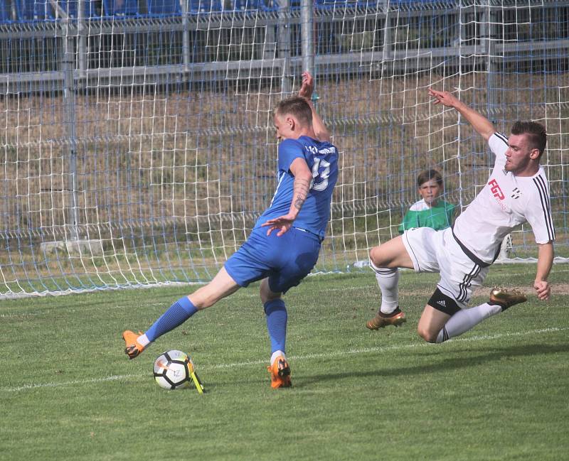 Fotbalisté Prostějova (v modrém) oslavili postup do druhé ligy výhrou 4:2 nad HFK Olomouc.