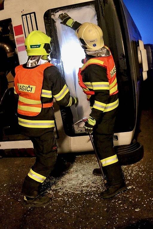 Noční cvičení záchranných složek při nehodě autobusu ve Vrbátkách.