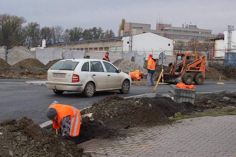 Stavební práce na kruhovém objezdu u budoucího Obi jsou v plném proudu