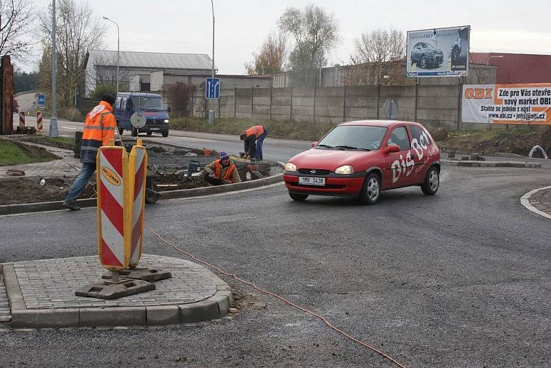 Stavební práce na kruhovém objezdu u budoucího Obi jsou v plném proudu