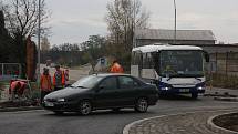 Stavební práce na kruhovém objezdu u budoucího Obi jsou v plném proudu