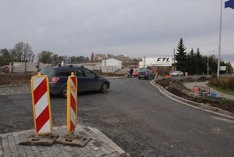 Stavební práce na kruhovém objezdu u budoucího Obi jsou v plném proudu