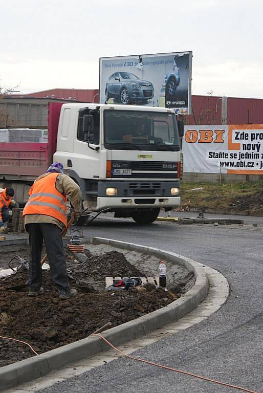 Stavební práce na kruhovém objezdu u budoucího Obi jsou v plném proudu