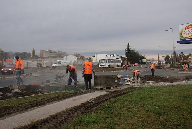 Stavební práce na kruhovém objezdu u budoucího Obi jsou v plném proudu