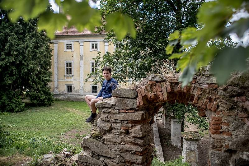 Matěj Stropnický na svém zámku v Osečanech v červenci 2019