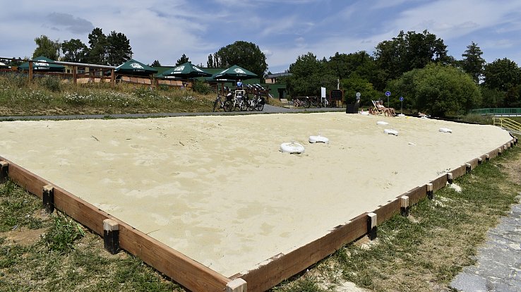 Cykloška areál v prostorech pláže U Valáška u plumlovské přehrady, červenec 2022