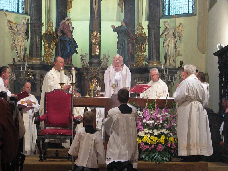 Biskup Hrdlička před více než čtyřmi sty přítomných sloužil slavnou mši svatou