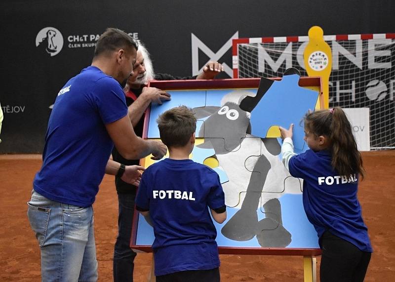 Charitativní sportovní akce Pomozte dětem se v prostějovském tenisovém centru zúčastnili i Milan Baroš a Lucie Šafářová. 17.5. 2021