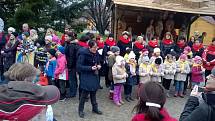 Vystoupení u vánočního stromu v Prostějově - oddíl Světlušek ze skautského střediska Děti přírody na Šmeralce, se skupinou Proměny
