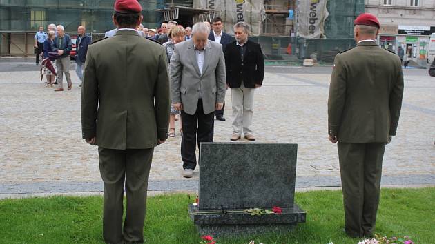 Krvavou neděli v srpnu 1968 si připomněli radní u památníku tří obětí sovětských vojsk.