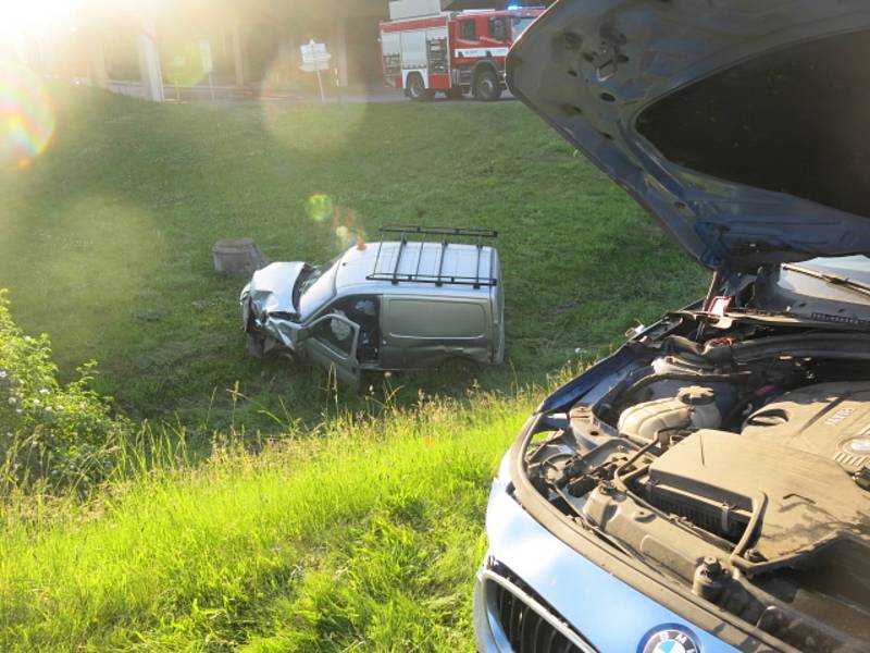 Mladík za volantem BMW nedal přednost a zavinil srážku.