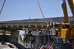 Druhý největší jeřáb v republice klade nosníky na dálniční most D46 v Prostějově. 19.6. 2021