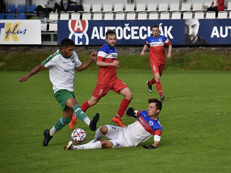 Prostějovská Haná (v bílém) zdolala v domácím prostředí Slovan Černovír 4:1. 28.8. 2021