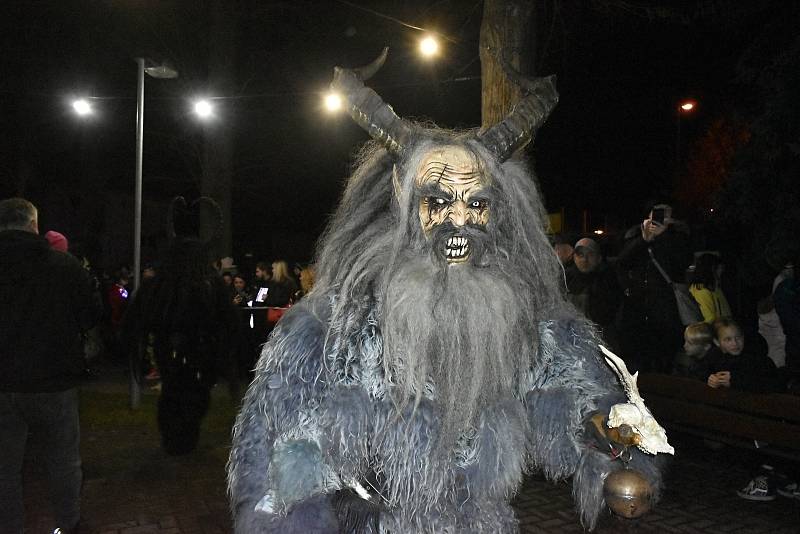 Mikulášská nadílka spojená s průvodem alpských čertů Krampusáků potěšila U Rockyho davy lidí. 4.12. 2022