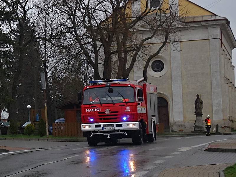 Námětové hasičské cvičení ve vrchoslavické sokolovně. 13.4. 2019