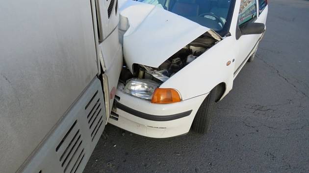 Srážka osobního automobilu s autobusem v Prostějově