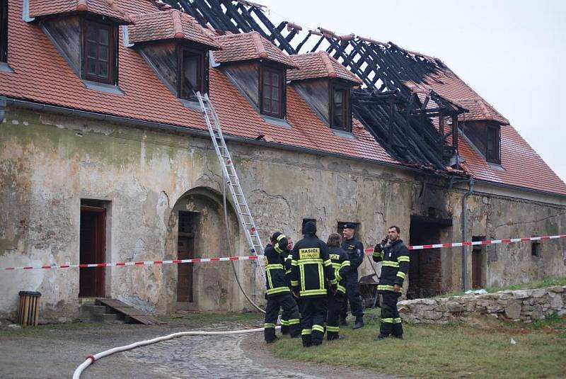 Požár jedné z hospodářských budov nízkého zámku v Plumlově. Dohašovací práce – úterý ráno.