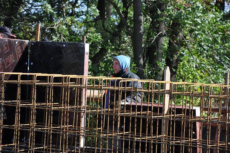 Betonování mostního pilíře přes řeku Romži