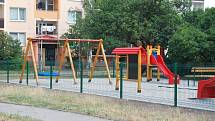 Nové dětské hřiště ve vnitrobloku sídliště na Kostelecké ulici