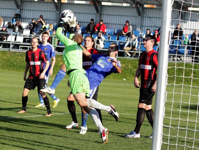 Fotbalisté  1.SK Prostějov (v modrém) proti Opavě