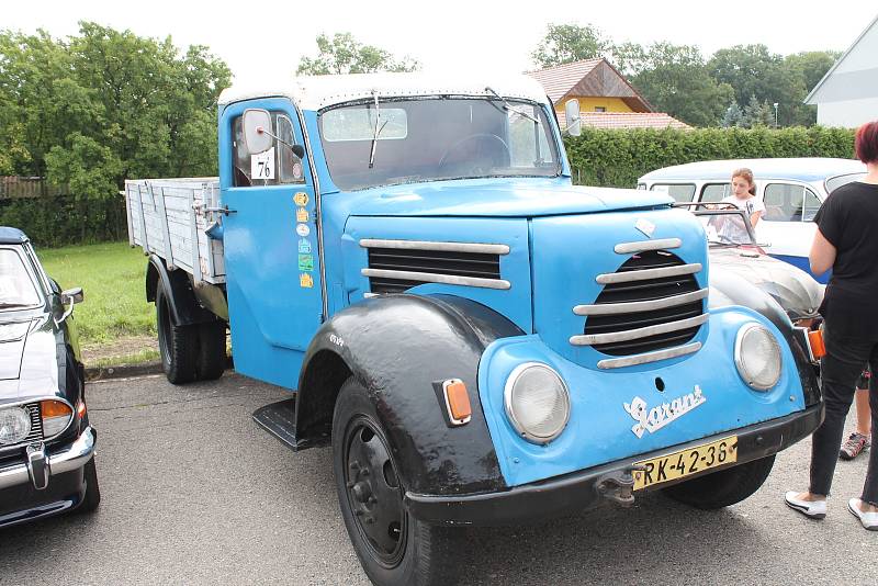 Přehlídka historických motorových vozidel v rámci soutěžní přehlídky Rallye na pohodu - z lázní do lázní. 18.8. 2019