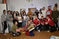 Fotbalisté Sokola Konice navštívili místní dětský domov a přinesli dětem spousty dárečků. 21.12. 2021