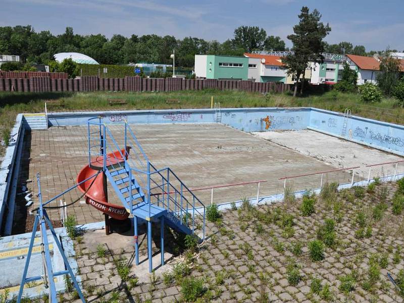 Chátrající areál bývalého koupaliště u zimního stadionu v Prostějově. Co se s ním stane?