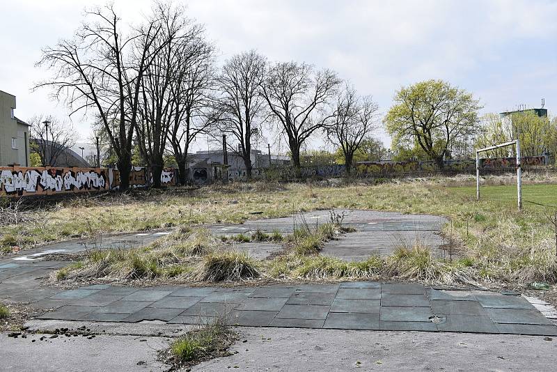 Chátrající stadion ve Sportovní ulici v Prostějově. 25. 4. 2022